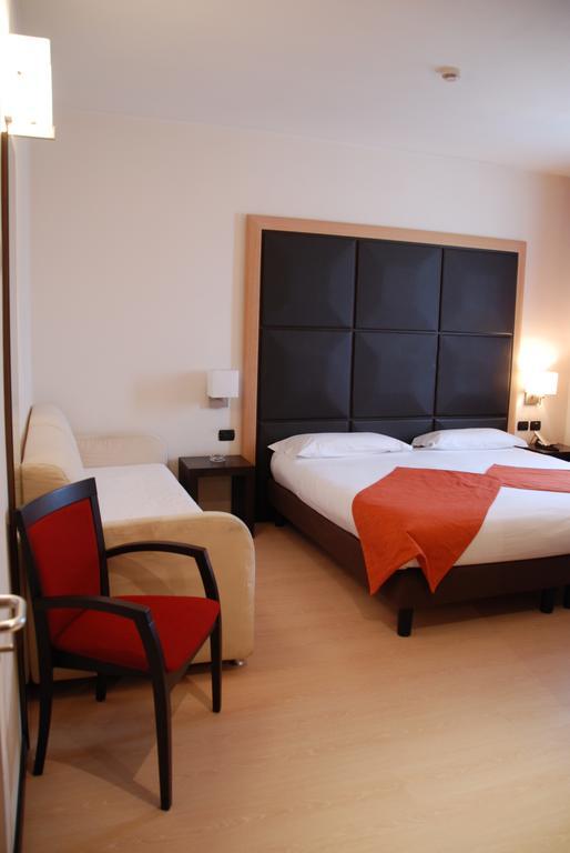 Hotel Metropolis Реджонель-Эмилия Экстерьер фото